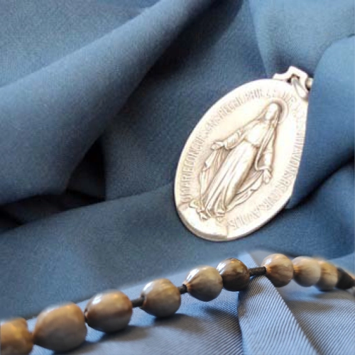 abito e corona del rosario dei piccoli fratelli e sorelle dell'immacolata